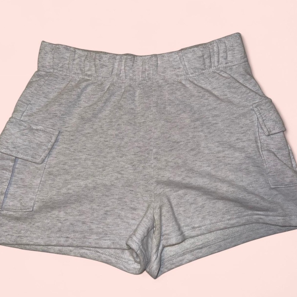 Gray Cargo Shorts with Elastic Waistband and Minimalist Design